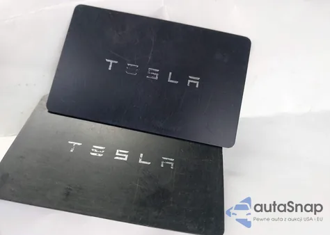 2018 Tesla Model 3 Long Range/Mid Range z USA, uszkodzony, nr VIN 5YJ3E1EA4JF030711